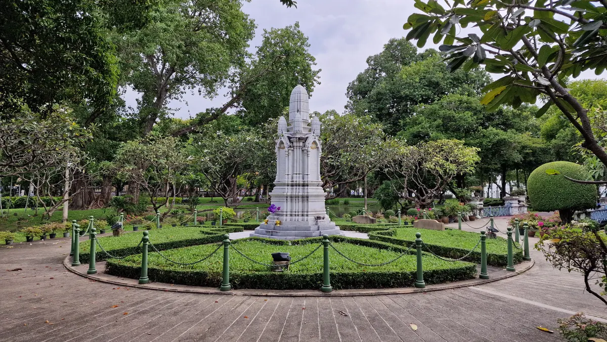 Details at Saranrom Park Bangkok — travel photo