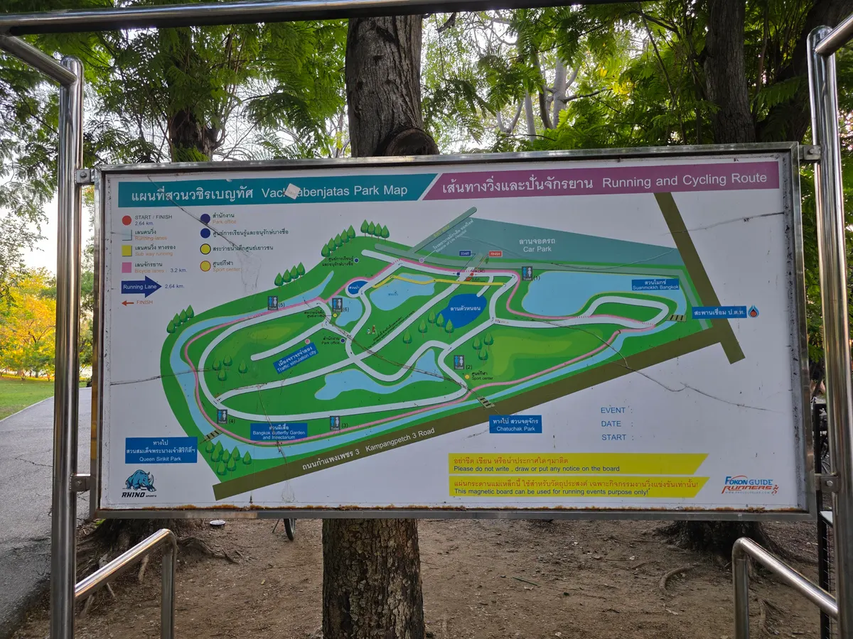 Interior at Wachirabenchathat Park (State Railway Park) Bangkok — travel photo