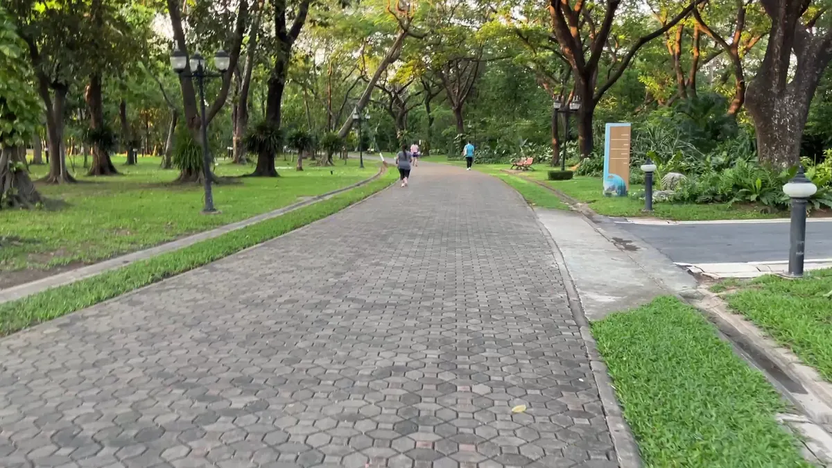 Details at Wachirabenchathat Park (State Railway Park) Bangkok — travel photo