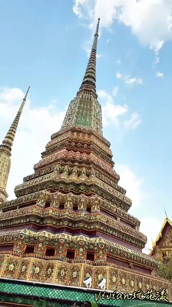 Interior at Wat Phra Chetuphon Wimon Mangkhalaram Rajwaramahawihan Bangkok — travel photo