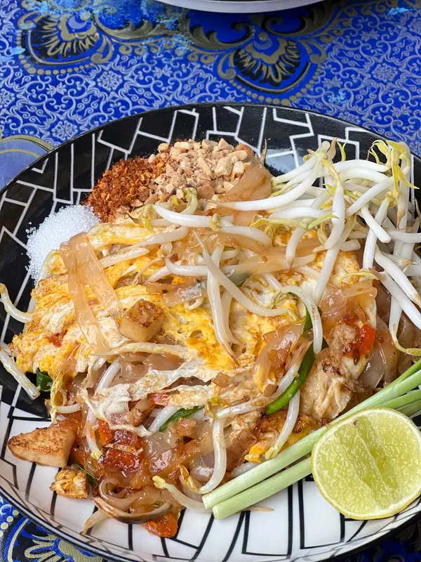 Atmosphere at Khlong Bang Luang Floating Market Bangkok — travel photo