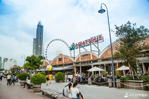 Atmosphere at Asiatique The Riverfront Bangkok — travel photo