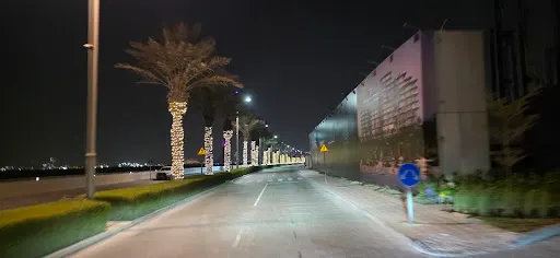 Atmosphere at Crescent St. Palm Jumeirah WalkWay Dubai — travel photo