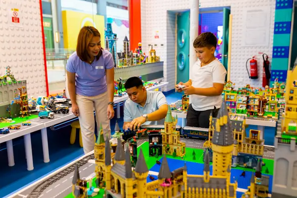 Atmosphere at Like Bricks Dubai Hills Mall branch Dubai — travel photo