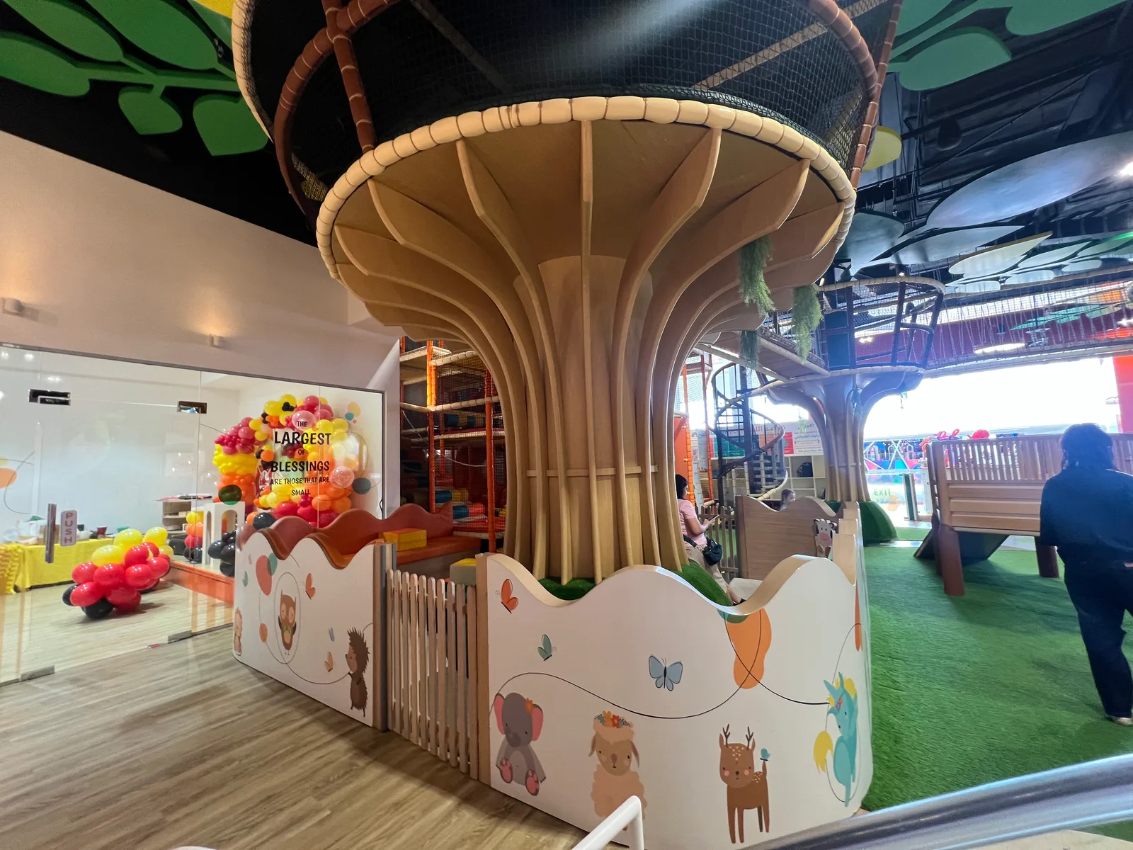 Atmosphere at Orange Wheels - Palm Jumeirah Mall Dubai — travel photo