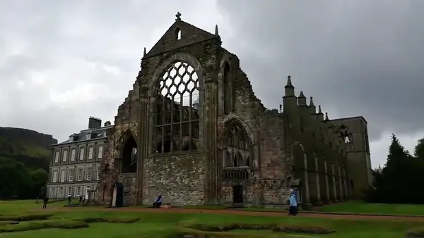Atmosphere at Palace of Holyroodhouse Edinburgh — travel photo
