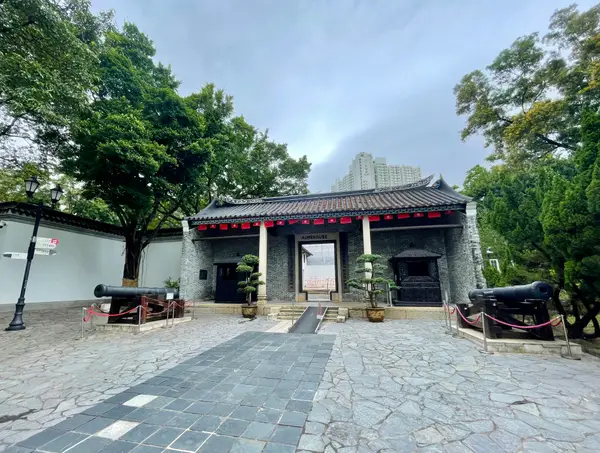 Atmosphere at Kowloon Walled City Park Hong Kong — travel photo