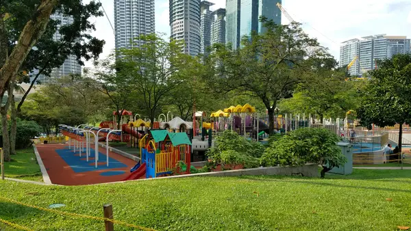 Atmosphere at KLCC Park Kuala Lumpur — travel photo