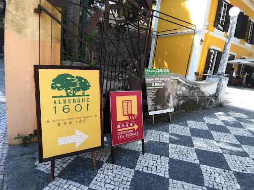 Atmosphere at Macau Crazy Hall Slope Alley Macau — travel photo