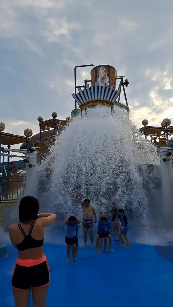 Atmosphere at Studio City Water Park Macau — travel photo