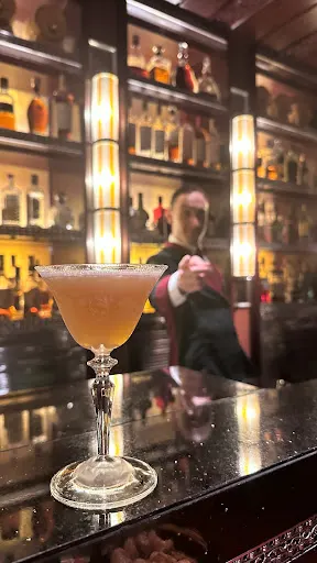 Atmosphere at Vida Rica Bar Macau — travel photo