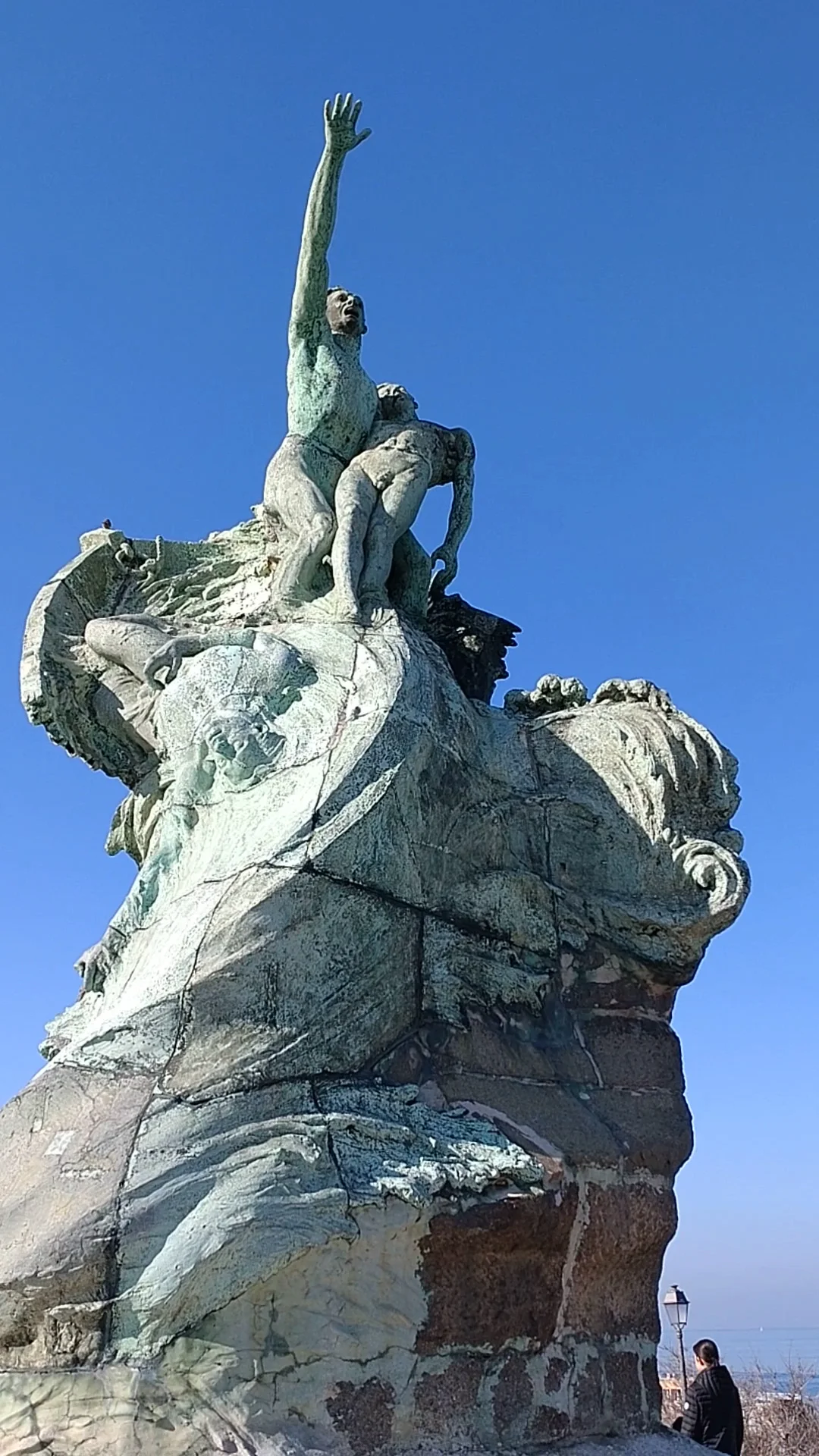 Family areas at Monument aux héros et victimes de la mer Marseille — family travel photo