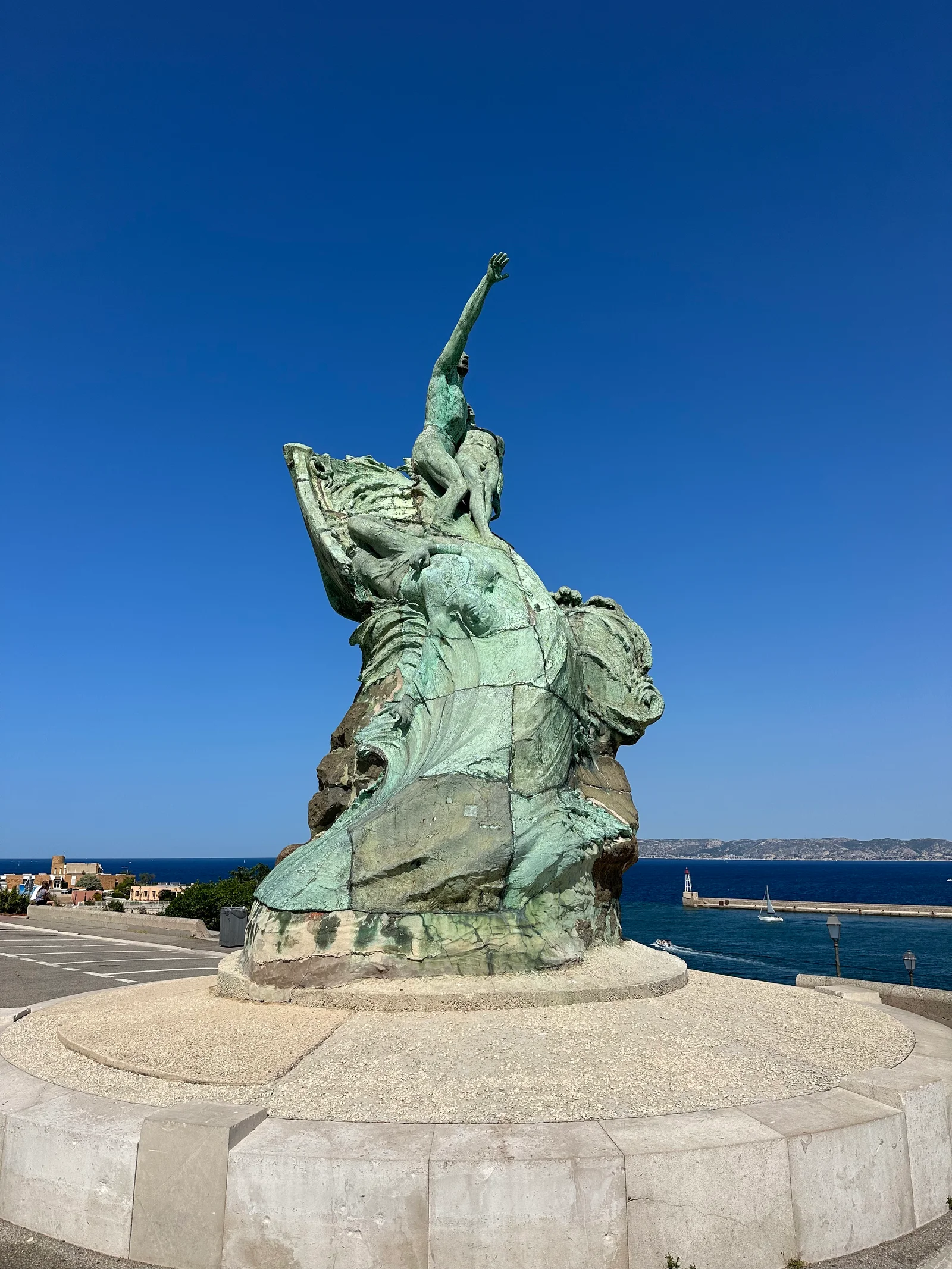 Monument aux héros et victimes de la mer — culture guide Marseille