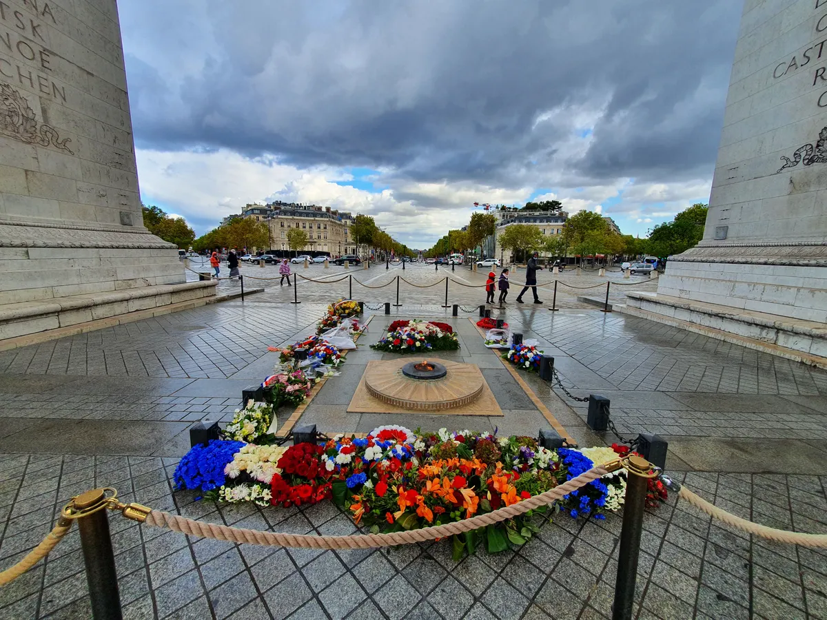 Atmosphere at Arc de Triomphe Paris — travel photo