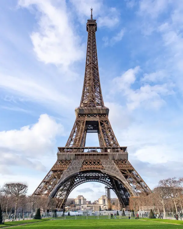 Atmosphere at Eiffel Tower Paris — travel photo