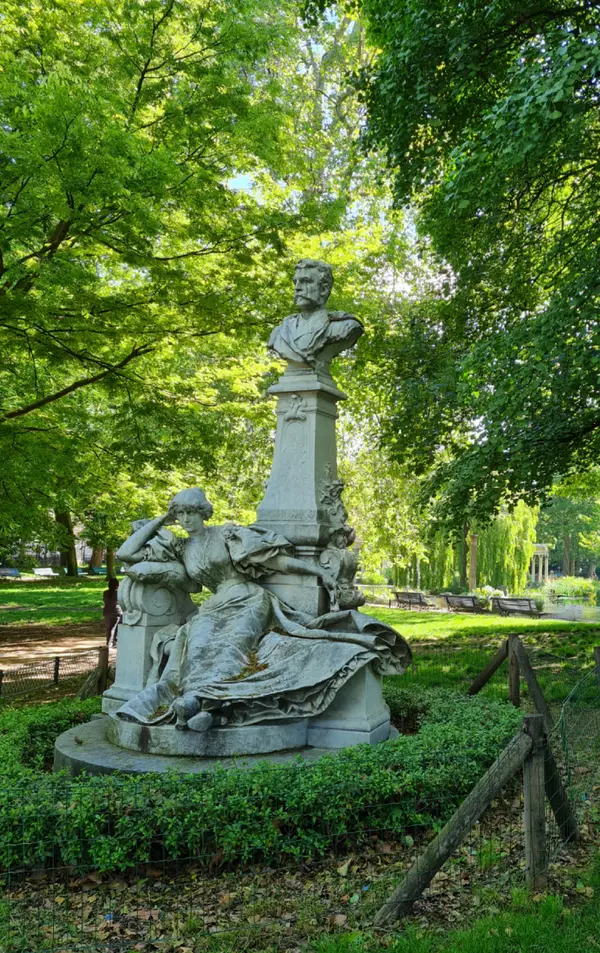 Atmosphere at Parc Monceau Paris — travel photo