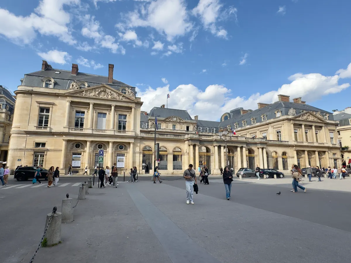 Atmosphere at Domaine National du Palais-Royal Paris — travel photo