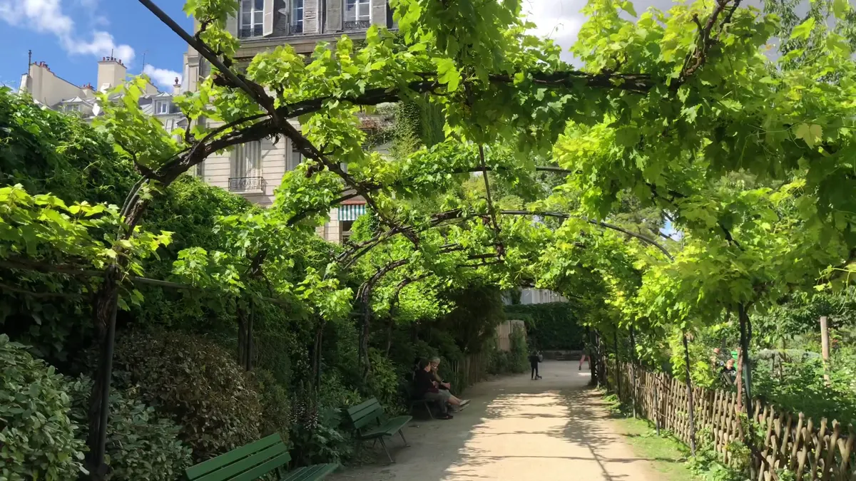 Details at Jardin Catherine-Labouré Paris — travel photo