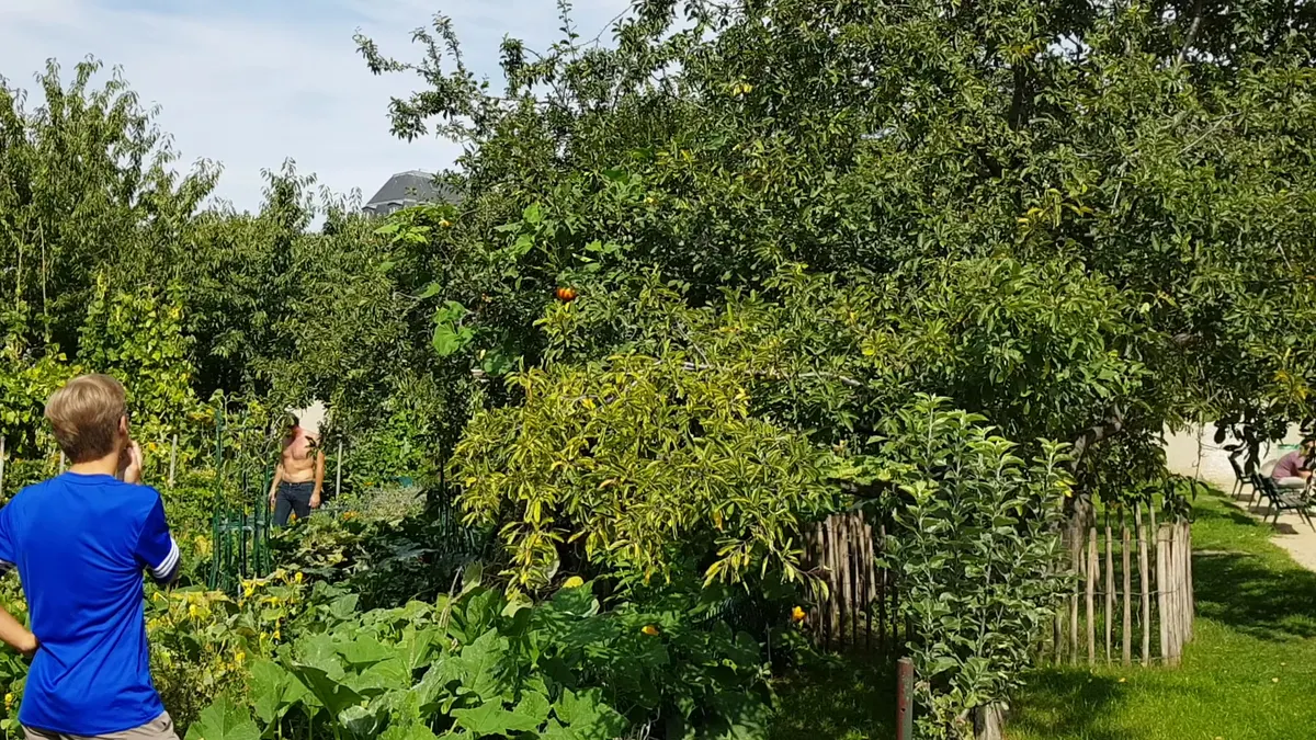 Atmosphere at Jardin Catherine-Labouré Paris — travel photo