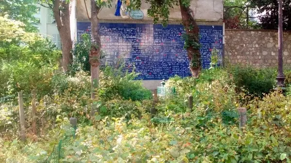 Atmosphere at Le mur des je t'aime Paris — travel photo