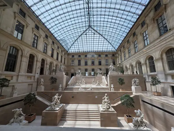 Atmosphere at Musée des Arts Décoratifs Paris — travel photo
