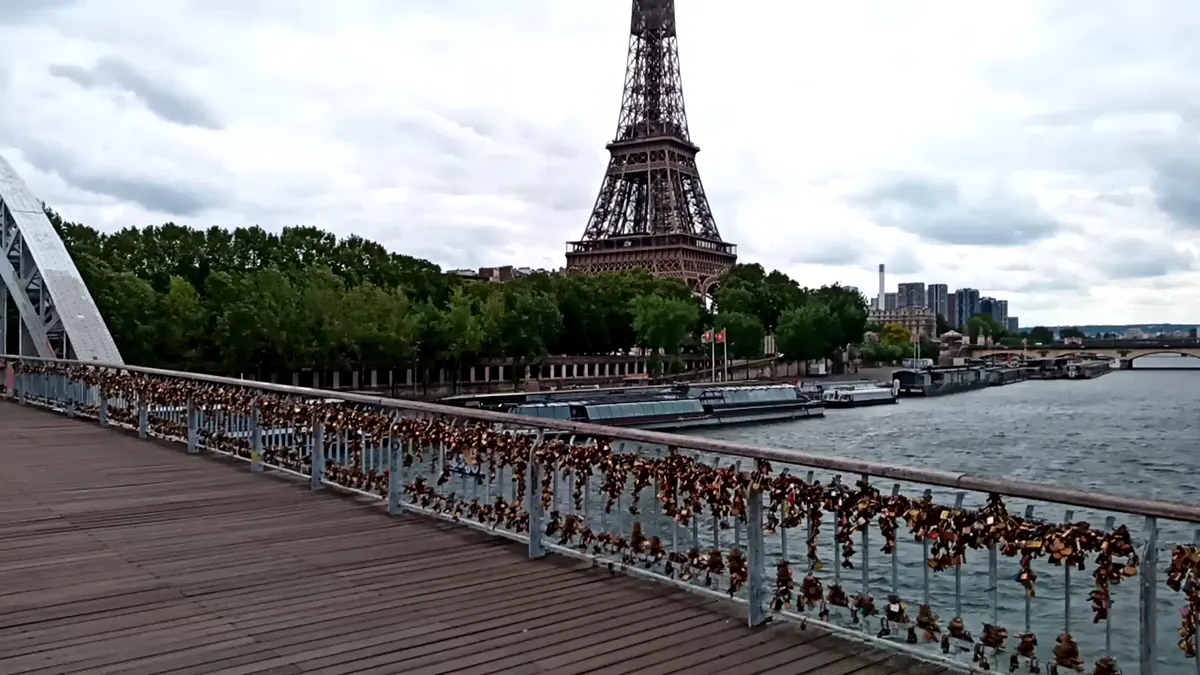 Details at Alma's bridge - Diana Paris — travel photo