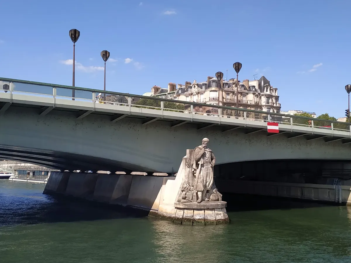 Atmosphere at Alma's bridge - Diana Paris — travel photo