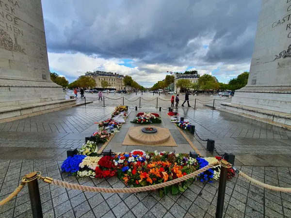 Atmosphere at Arc de Triomphe Paris — travel photo