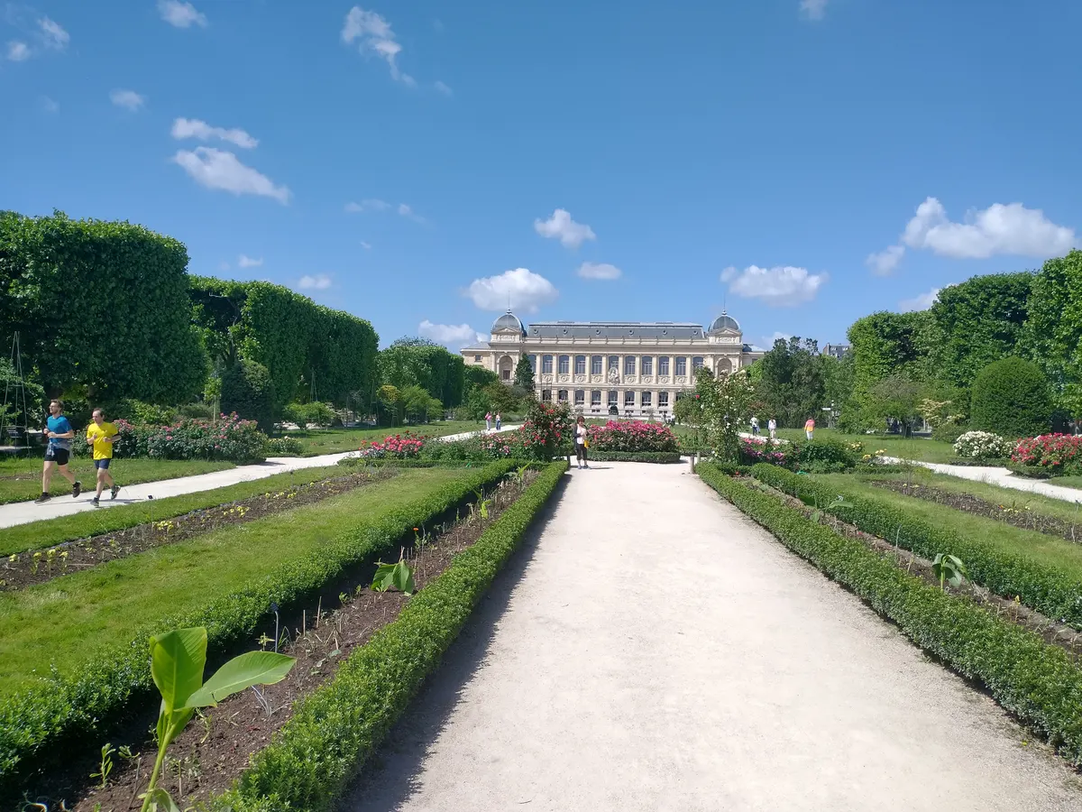 Around the area at La Ménagerie, le zoo du Jardin des Plantes Paris — travel photo