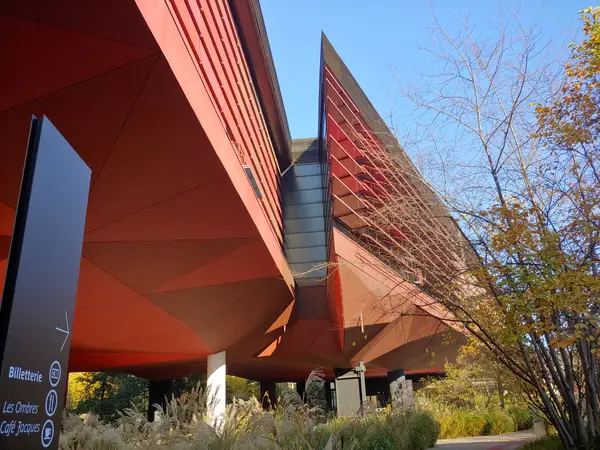 Atmosphere at Musée du quai Branly - Jacques Chirac Paris — travel photo