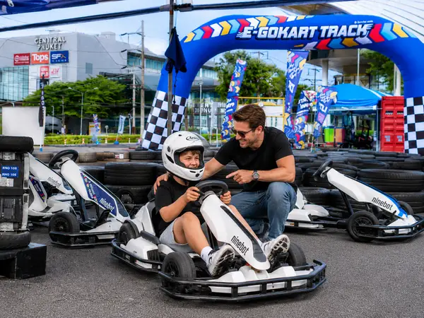 Details at E-Gokart Track (G Floor, Central Phuket Floresta) - 电动卡丁车赛道 - Трасса для электрокартинга - Phuket — travel photo