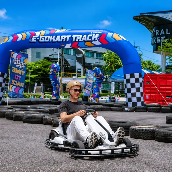 Atmosphere at E-Gokart Track (G Floor, Central Phuket Floresta) - 电动卡丁车赛道 - Трасса для электрокартинга - Phuket — travel photo