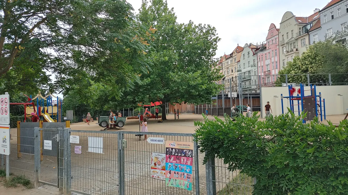 Around the area at Grébovka (Havlíčkovy sady) Prague — travel photo