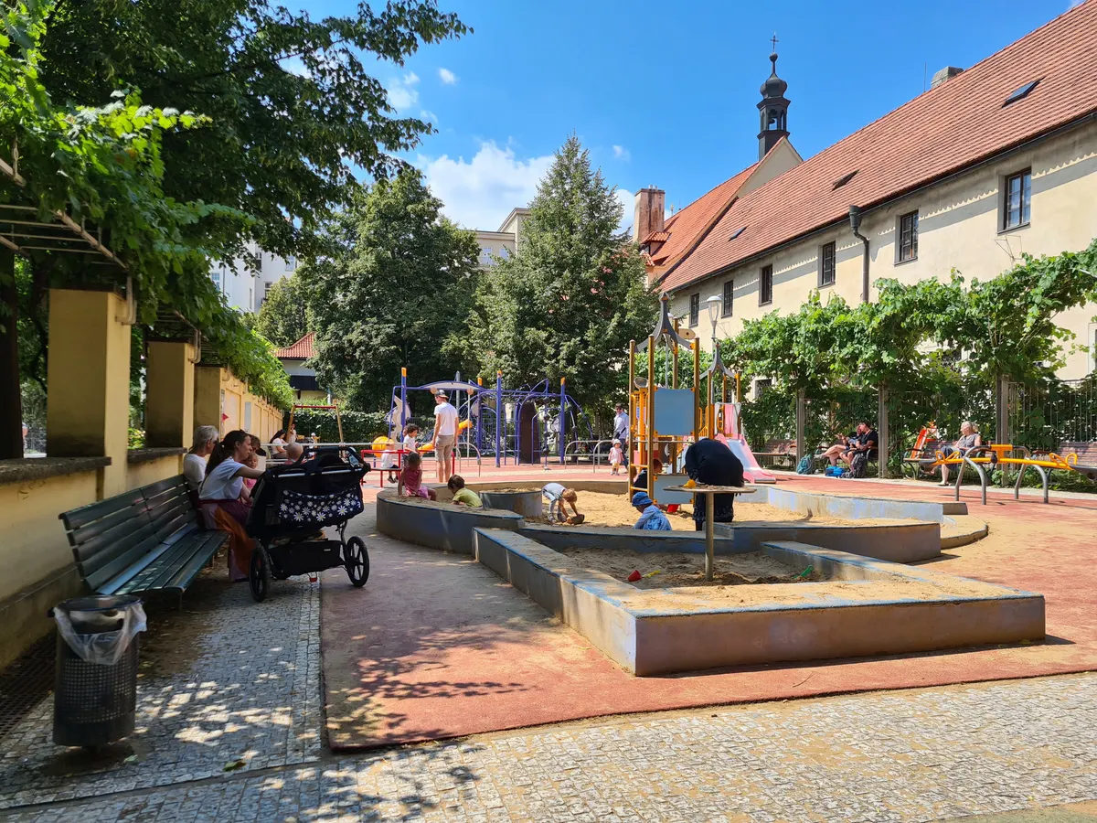 Atmosphere at Franciscan Gardens Prague — travel photo