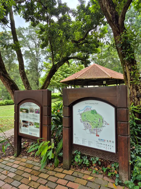 Atmosphere at Fort Canning Tree Tunnel Singapore — travel photo