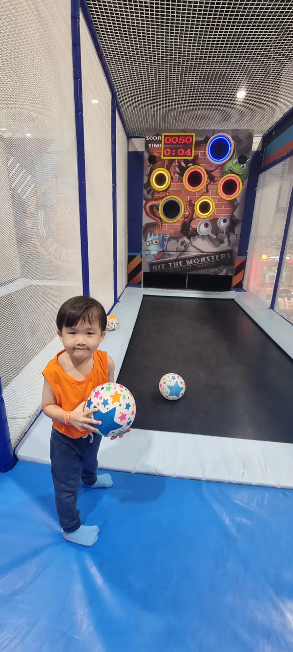 Details at SkyPark @ Orchard Cineleisure Singapore — travel photo